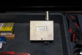 Digging in the bottom of chaotic junk boxes pays off.  This National Radio crystal calibrator/marker was lurking in the depths for $5.  I felt guilty for about 30 seconds...